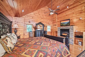 2 bedrooms, desk, WiFi, bed sheets