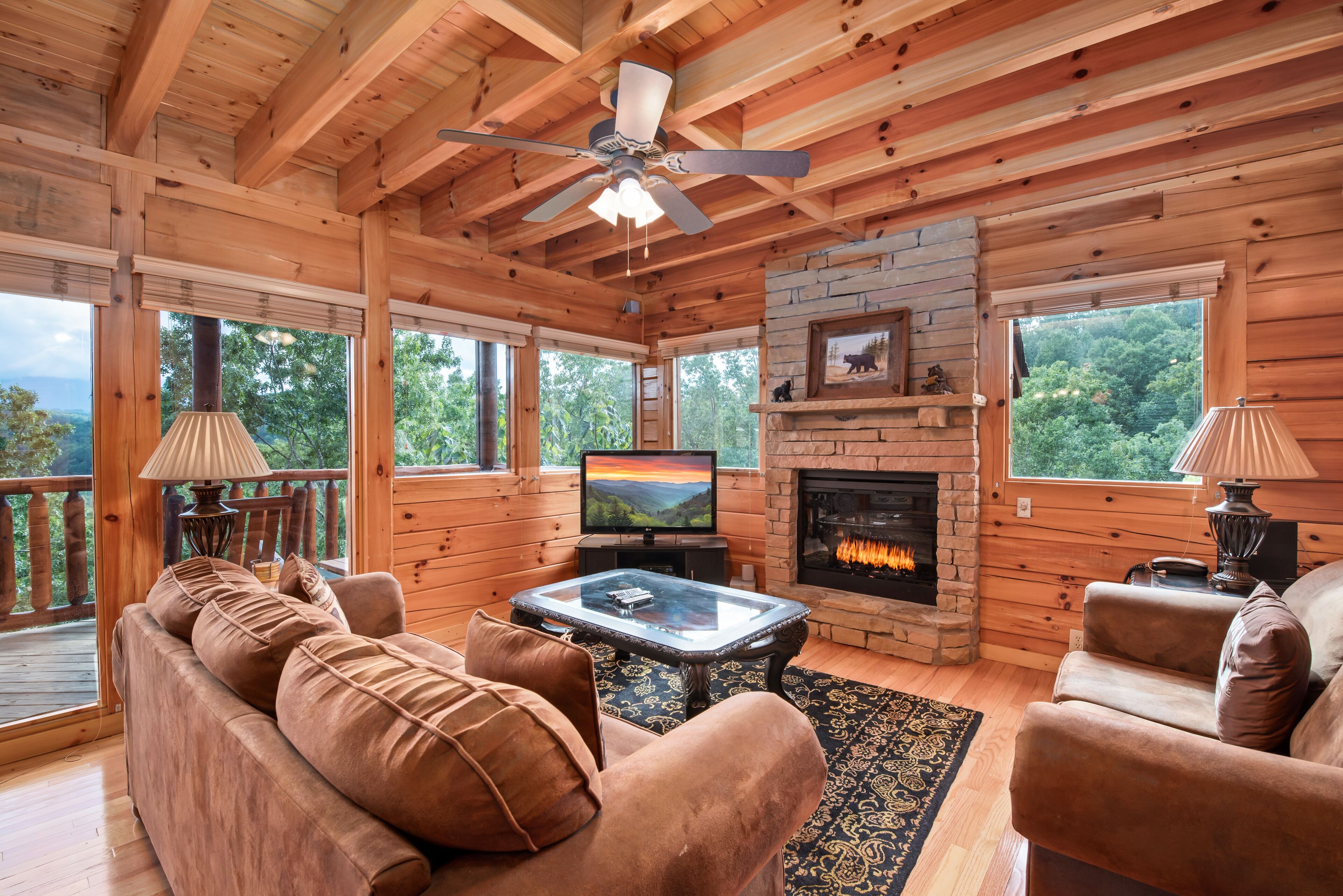 Televisio, takka, DVD-soitin, pöytäjalkapallopöytä