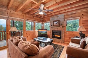 Televisio, takka, DVD-soitin, pöytäjalkapallopöytä