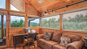 Televisio, takka, DVD-soitin, pöytäjalkapallopöytä