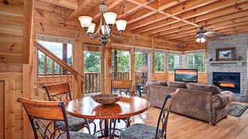 Televisio, takka, DVD-soitin, pöytäjalkapallopöytä