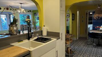 KĂŒhlschrank, Mikrowelle, Ofen, Herdplatte