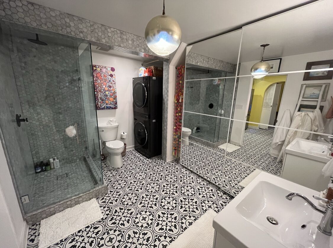 Ensemble douche/baignoire, sèche-cheveux, serviettes fournies
