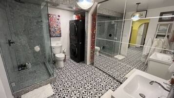 Ensemble douche/baignoire, sĂšche-cheveux, serviettes fournies