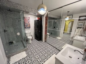 Duschwanne, Haartrockner, Handtücher, Toilettenpapier