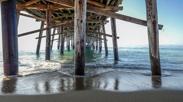 En la playa, camastros y toallas de playa 