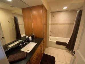 Suihkun ja ammeen yhdistelmä, hiustenkuivaaja, pyyhkeet