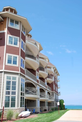 Kaunis kalustettu huoneisto näköalalla Grand Traverse Baylle!