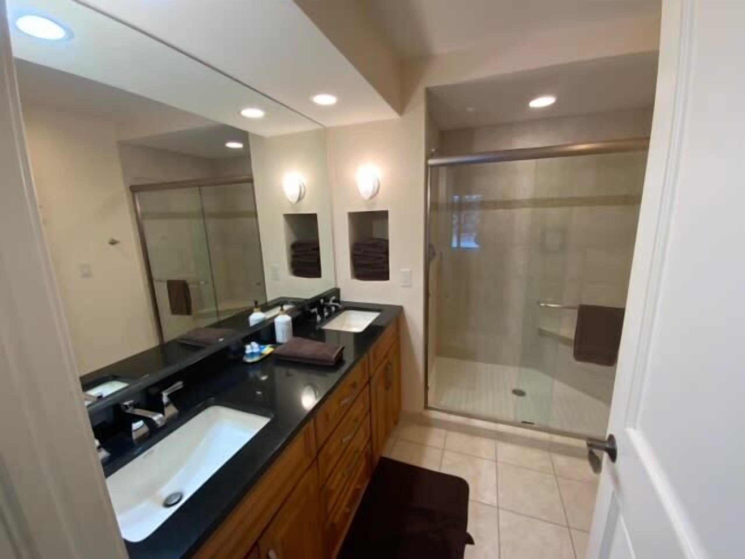 Combined shower/tub, hair dryer, towels