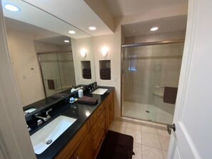 Combined shower/tub, hair dryer, towels