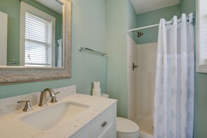 Combined shower/bathtub, hair dryer, towels
