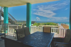 Outdoor dining - 🌞Oceanfront 🏖️Steps to sand 🐶Dog Friendly⚡️EV charger (North Topsail Beach)