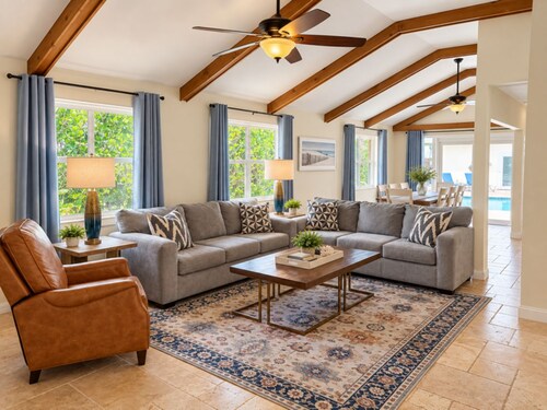  Closest To Beach Main House & Separate Villa 4 Bdrm , Huge Pool. Walk To Beach