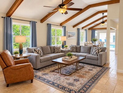  Closest To Beach Main House & Separate Villa 4 Bdrm , Huge Pool. Walk To Beach