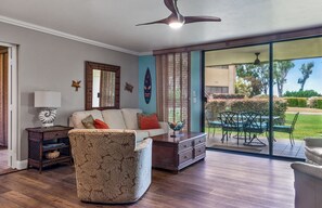 Smart-tv, dvd-spelare, böcker och en stereo