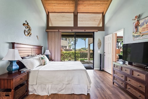 Quiet and Peaceful Getaway on the Ground Floor and a short walk to the pool !