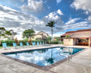 Een buitenzwembad, een verwarmd zwembad