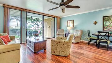 Een smart-tv, een dvd-speler, boeken en een stereo