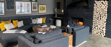 智能电视、壁炉、电子游戏、乒乓球