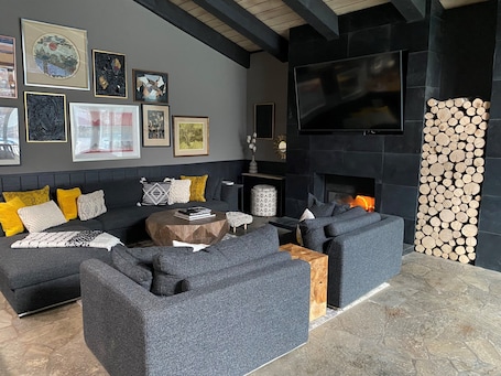 Smart TV, fireplace, video games, ping pong. Chic, Chamonix Chalet walk to Canyon Lodge -Legal Rental
