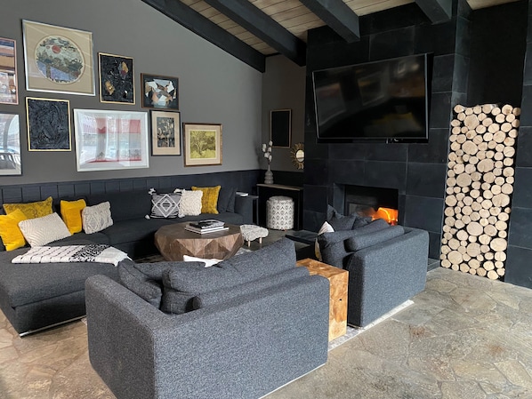 Een smart-tv, een open haard, videogames en een tafeltennistafel