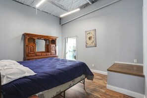 6 bedrooms, iron/ironing board, WiFi, bed sheets - Only 45 Minutes From Downtown New Orleans Is A Vacationers Bayou Paradise. (Lafitte)