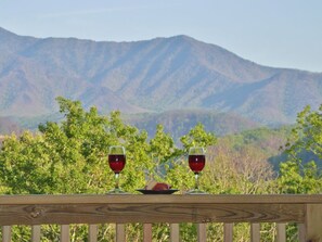 Outdoor dining - Spectacular Views! Minutes to Gatlinburg, LED Hot Tub, Picnic Pavilion, Wi-Fi (Gatlinburg)