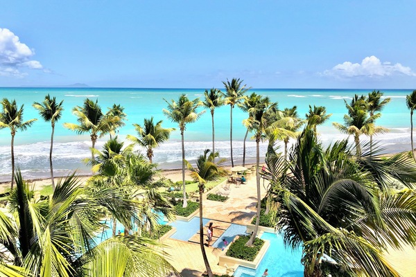 Una piscina al aire libre, una piscina climatizada