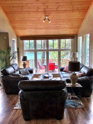 Smart-TV, DVD-Player, Bücher