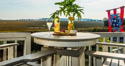 Large Deck with Awesome Ocean & Marsh View! Free WiFi! Free Hunting Island pass!