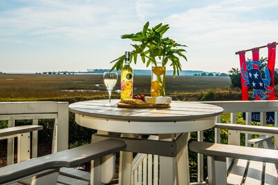 Large Deck with Awesome Ocean & Marsh View! Free WiFi! Free Hunting Island pass!