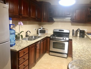 Refrigerador, microondas, horno, placa de cocina