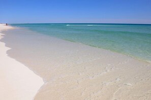 Plage, chaises longues, serviettes de plage