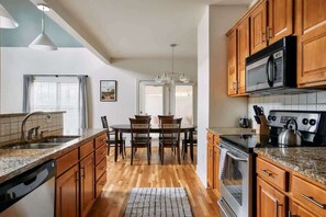 Réfrigérateur, four à micro-ondes, un four, surface de cuisson