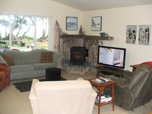 Smart-TV, Kamin, DVD-Player, Bücher