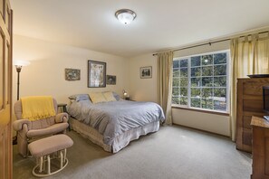 3 bedrooms, iron/ironing board, travel crib, free WiFi