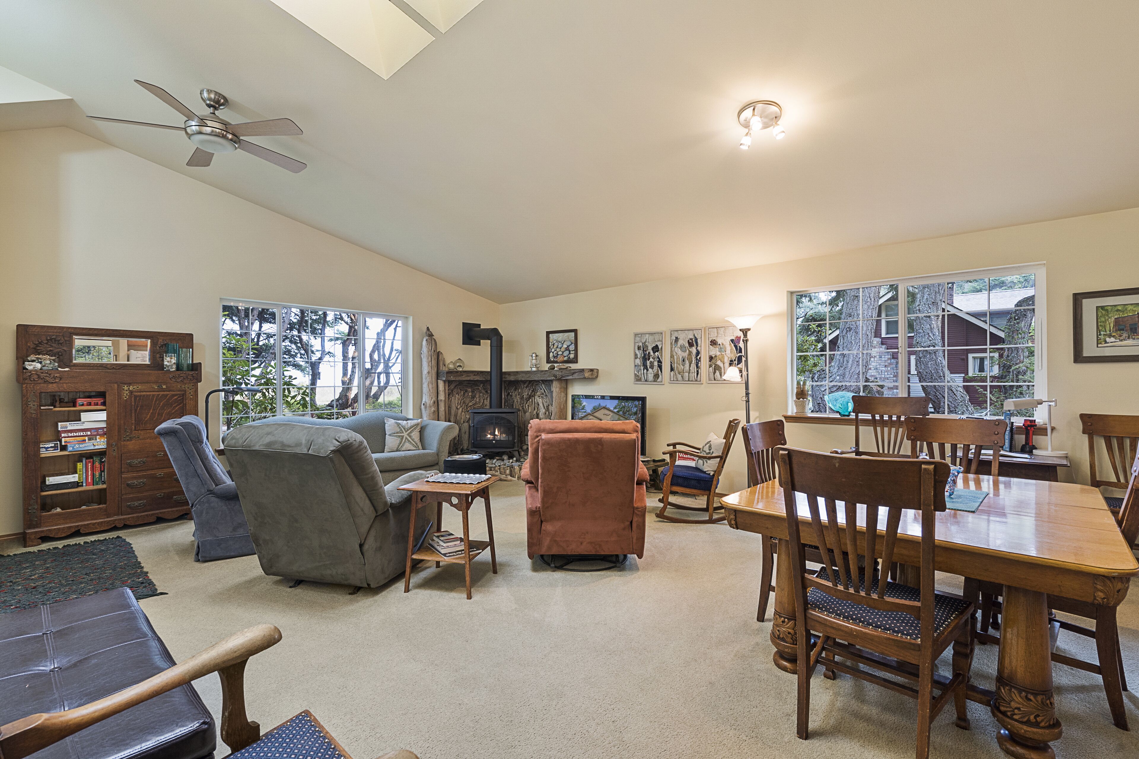 Smart-tv, eldstad, dvd-spelare och böcker