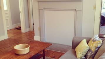 Una Smart TV, un reproductor de DVD, libros