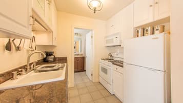 KĂŒhlschrank, Mikrowelle, Ofen, Herdplatte