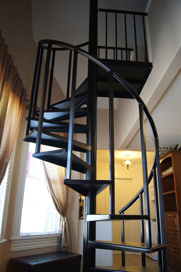 Interior - Beautiful Loft Unit w/Spiral Stairs - Mins. to DT, Conv Center, Balboa Park, Zoo (San Diego)