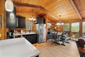 Fridge, microwave, oven, stovetop - Peaceful Gatlinburg Cabin for Couples & Families (Gatlinburg)