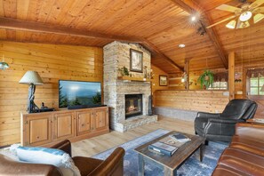Smart TV, fireplace, DVD player, books - Peaceful Gatlinburg Cabin for Couples & Families (Gatlinburg)