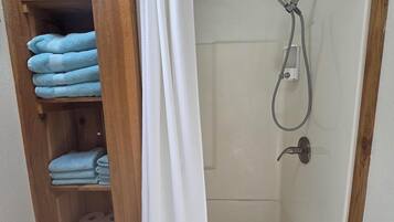 Een douche, een haardroger, handdoeken, zeep