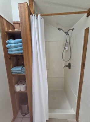 Shower, hair dryer, towels, soap - Dog/Kid Friendly-Fenced Yard-Fire Pit-Walk to Beach-Private Setting-Wifi-Updated (Westport)