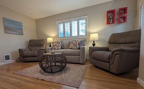 Smart TV, DVD player, books, video library - Dog/Kid Friendly-Fenced Yard-Fire Pit-Walk to Beach-Private Setting-Wifi-Updated (Westport)