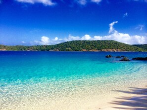 Plage, chaises longues, serviettes de plage