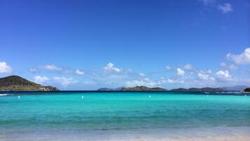 Accommodatie ligt op het strand, ligstoelen, strandlakens