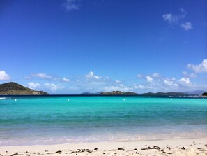 Plage, chaises longues, serviettes de plage