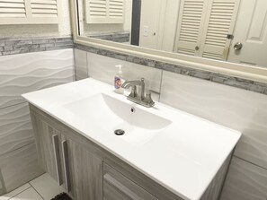 Combined shower/bathtub, hair dryer, towels