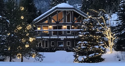 Northwood Chalet Whistler: Ylellinen golfkenttäkoti, upeat näkymät Blackcombille!